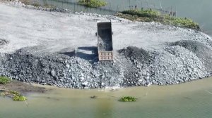 Ничего себе, потрясающе!!Самосвал SHCMAN перевозит камень в озеро, а колесный погрузчик толкает