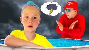 Настя изучает правила безопасности в бассейне для детей