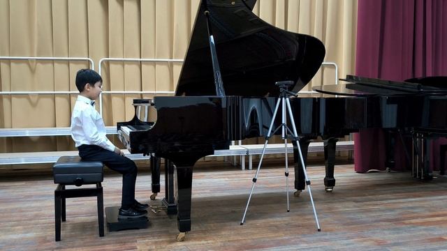 4. К. Черни ред. Гермера «Этюда», Л. Моцарт «Юмореска», Майкапар «В садике». Исполняет Семен Хван