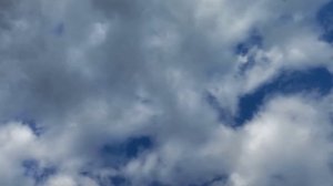 Красиво плывут облака