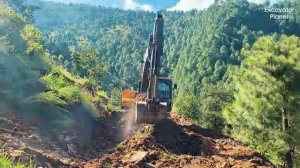 Опасные навыки экскаватора: Прокладываем путь через высокие горы