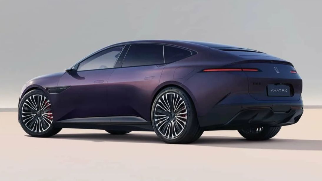 Avatr 12 ПОЧЕМУ ЕГО НАЗЫВАЮТ ГЛАВНЫМ КОНКУРЕНТОМ Tesla Model S смотреть онлайн