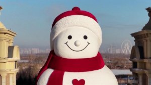 В Харбине гигантский снеговик встречает гостей масштабного Фестиваля льда и снега