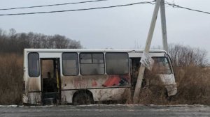 Пассажирский автобус въехал кювет и врезался в столб в Приморье