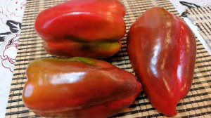 Крупноплодный кубовидно-удлиненный сладкий перец с  нежным, сладковатым вкусом.