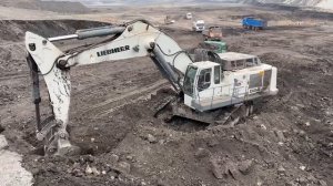 Экскаватор Liebherr 984 загружает вскрышные породы на 4-осные самосвалы - Горные работы