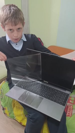 День рождение: ребенок распаковывает подарки и делится эмоциями