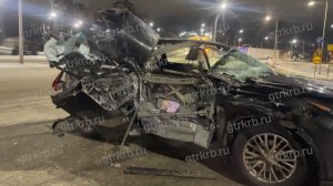 Lexus и самосвал столкнулись ночью на Монументу Дружбы в Уфе