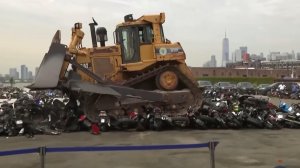 Бульдозер уничтожает нелегальные байки в Нью-Йорке