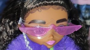 всё таки приобрела себе малышку Барби, смугленькая, невероятно милое миниатюрное тело у нее