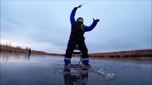 Первый лёд! клюёт всё! Пришёл школьник и обловил всех. Зимняя рыбалка со льда