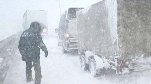 Снег и метели парализовали движение большегрузов в Новосибирской области