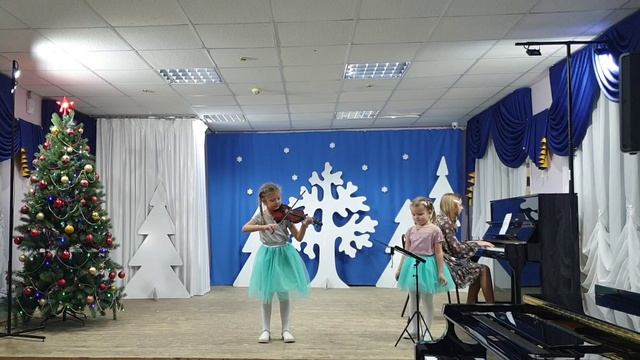 Драгуновы Вероника и Маргарита - ансамбль "Давай помечтаем"