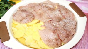 Просто выложить все слоями, а весь секрет в заливке. Что приготовить из куриного филе?