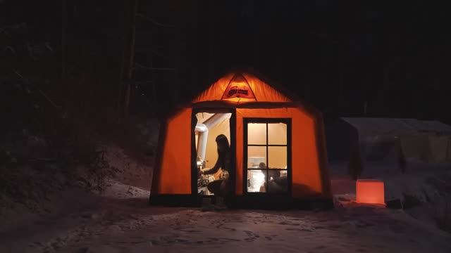 Девушка устроила зимний кемпинг