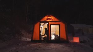 Девушка устроила зимний кемпинг