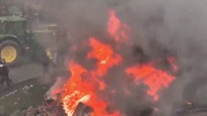 🚜🌾🥩🌽Столкновение фермеров и полиции перед штаб-квартирой ЕС.