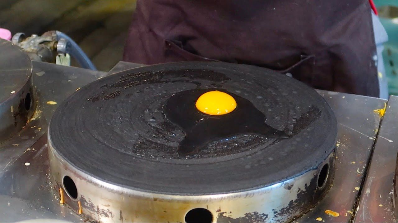 Черный блинчик с яйцом и сыром - уличная еда Бангкока смотреть онлайн