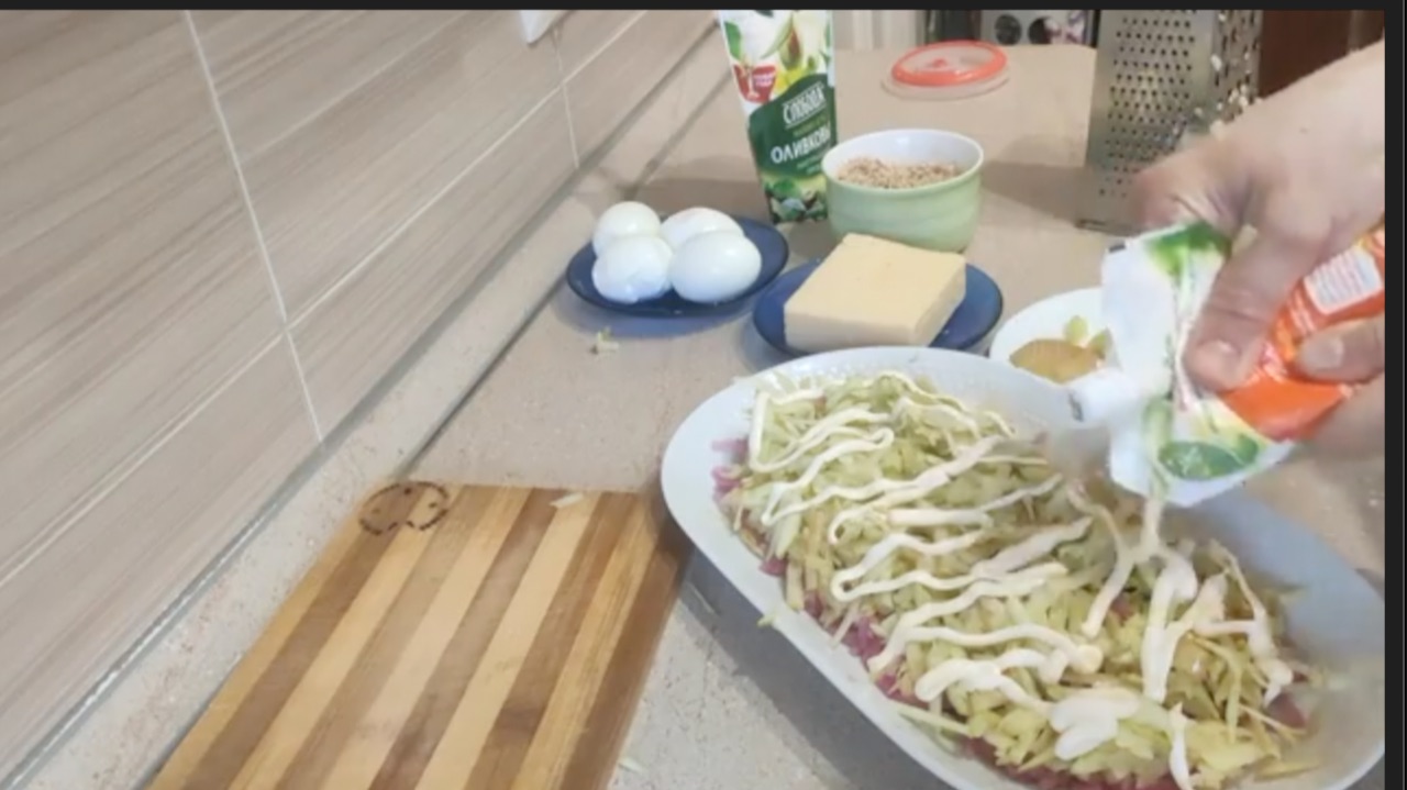 Два блюда за 20 минут на новогодний стол - сырный рулет и луковый салат