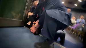 На журналистов "Известий" напали после вопросов на тренинге психокоуча Ивлиевой