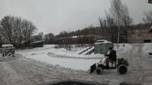 Два минитрактора чистят снег