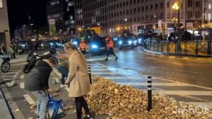 Протест фермеров в Брюсселе: приятное с полезным. После акции — не пропадать же добру