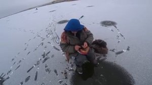 треск льда 🐋🎣🧊#рыбалка на пруду ,опасно не повторять #окунь