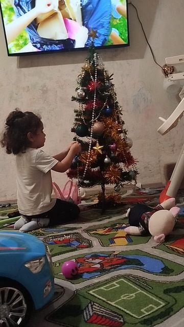 🎄Алия наряжает новогоднюю ёлку🎀 смотреть онлайн