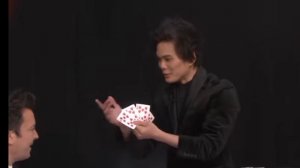 Шин Лим демонстрирует Джимми и The Roots серию всё более шокирующих карточных фокусов