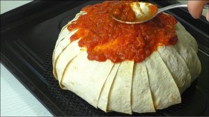 Все собираем слоями, заворачиваем и в духовку. И не забудьте сверху полить соусом