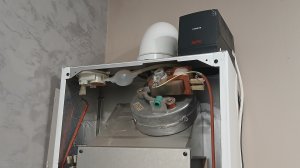Показываю где расположено пневмореле на котле Baxi Eco Home 24F