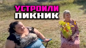 Поехали на пикник. Катя собирает поганки. Шашлык и купаты