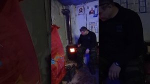 топим  печку буржуйку  пов 57 и рассказ о дровах  и о партии лдпр и песня  хотел я быть  артистом