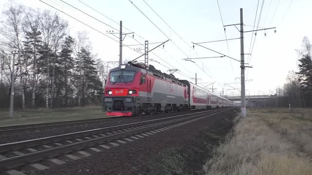 Электровоз ЭП20-021 (ТЧЭ-6) с поездом «Двухэтажный состав» № 063Й/064Й Самара — Санкт-Петербург.