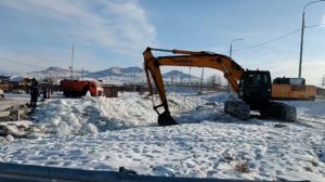 Улицы Чадана в Туве затопило наледевыми водами