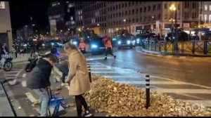 В Брюсселе жители собирают картошку на улице после забастовки фермеров.
