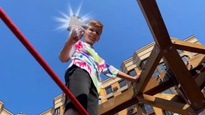 Марка и множество новых машинок на открытой игровой площадке