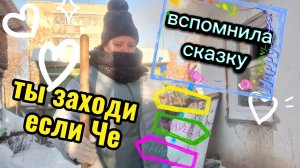 Скромная девочка помогает маме по хозяйству .