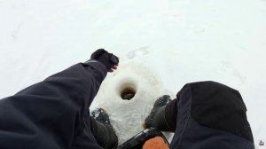 ЛЕСКА ТРЕЩИТ! ТРОФЕЙ на БЕЗМОТЫЛКУ  ЖЕРЛИЦЫ ВМЁРЗЛИ! ПОПАЛИ В НЕПОГОДУ на ТАЁЖНОМ ОЗЕРЕ