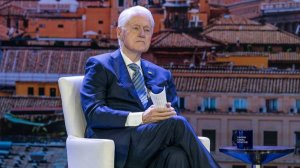 Среди файлов Эпштейна оказалась фотография экс-президента США Клинтона в джакузи