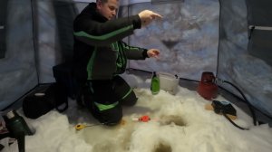 Рыбалка в мороз. Искал окуня, а наловил плотвы. Отличный клёв!