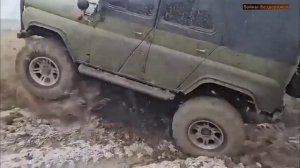 Мощный УАЗик. Там по звуку мотора, точно не УАЗ.