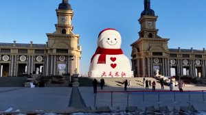 Огромного снеговика установили на фестивале льда и снега в Харбине: кадры.