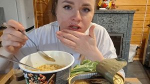 Мукбанг лапша, шпроты, салат| Дачные посиделки #мукбанг #фудблог