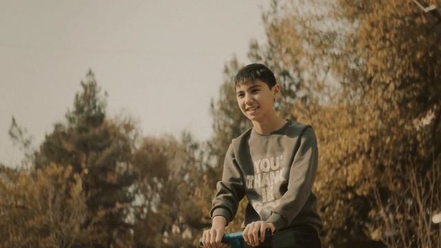 Izzat Hodjayev - Bolaligim (Official Music Video) смотреть онлайн