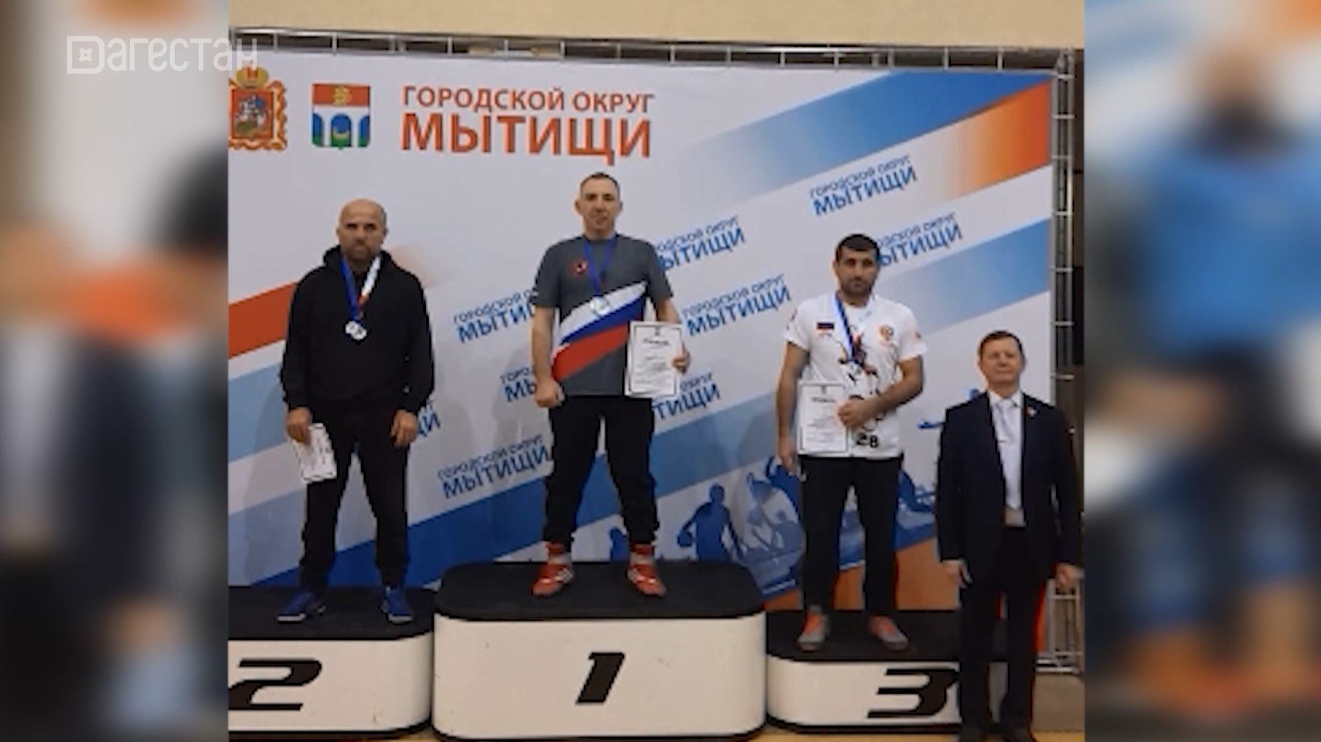 Эмирбек Магомедбеков стал шестикратным чемпионом страны среди мастеров ковра смотреть онлайн