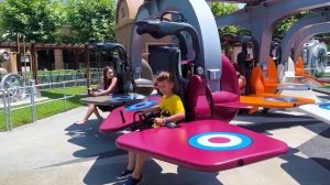 Маленькая красная машинка возит Марка по парку аттракционов "Страна легенд"