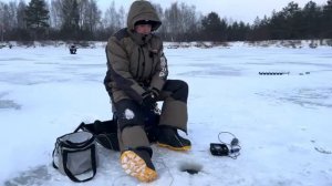 Первый лед с ямы! Куча рыбы на ЧЕРТЕЙ! Ловля на большой глубине.