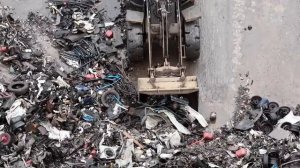 Супер крупный план станка для предварительной шлифовки, который перемалывает ВСЕ ПОДРЯД!