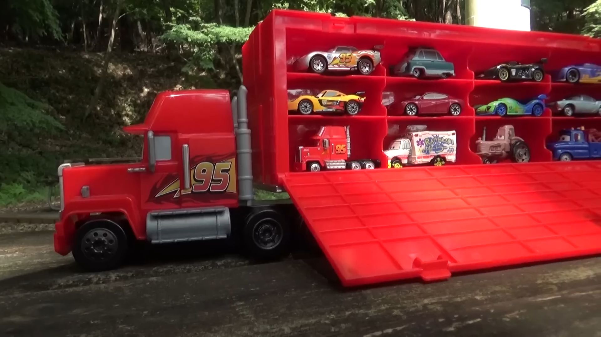 МУЛЬТИКИ ПРО МАШИНКИ МАК СПАСАЕТ ДРУЗЕЙ ПОТЕРЯШЕК В ЛЕСУ смотреть онлайн